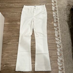 White Paige jeans perfect for summer ☀️
